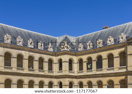 Great Court of Les Invalides complex. Les Invalides (National Residence of Invalids) is a complex of museums and monuments relating to military history of France.