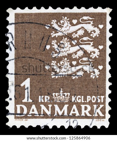 DENMARK-CIRCA 1946: A stamp printed in Denmark shows image of the Small national coat of arms of Denmark (three crowned lions and nine hearts), without inscriptions, series \