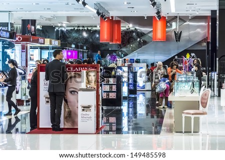 DUBAI, UAE - OCTOBER 1: Interior View of Dubai Mall - world\'s largest shopping mall based on total area and sixth largest by gross leasable area, October 1, 2012 in Dubai, United Arab Emirates.