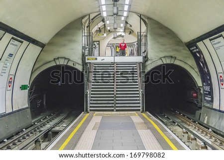 London - May 30, 2013: Interior View Of Clapham Common (Opened In June 1900) - Underground Tube Station In London. London'S System Is The Oldest Underground Railway In The World, Dating Back To 1863.