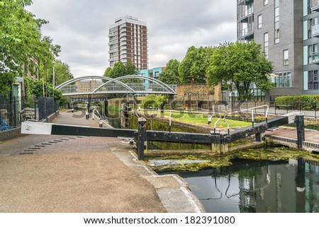 Regent\'s Canal. London, England. The Regent\'s Canal forms a junction with the old Grand Junction Canal at Little Venice, a short distance north of Paddington Basin.