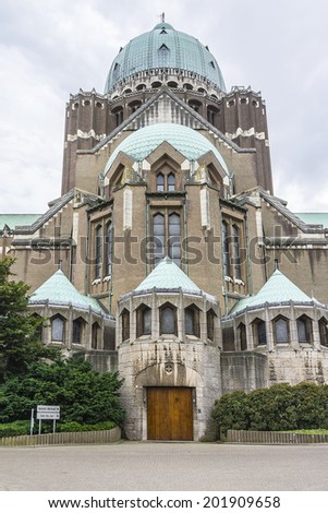 National Basilica of Sacred Heart (Basilique Nationale du Sacre-Coeur) - Roman Catholic Minor Basilica and parish church in Brussels. Koekelberg Basilica ranks fifth among world\'s largest churches.