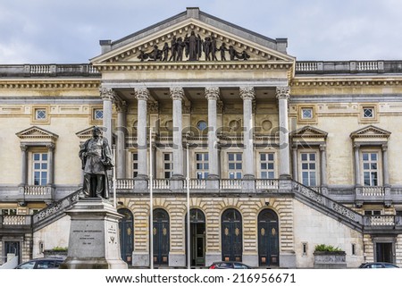 Law Courts (Justitiepaleis or Gent Palace de Justice) are located on main road that runs from Gent's Central Train Station into city centre. This neo-classical style building was completed in 1846.