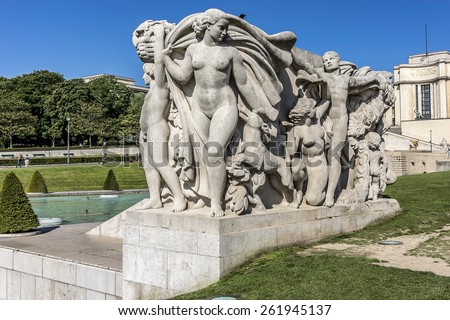 Antique sculptures on Tracadero gardens.. Trocadero is area of Paris on banks of Seine not far from famous Eiffel Tower. On a hilltop in 1937 built a new palace - Palais de Chaillot. Paris, France.