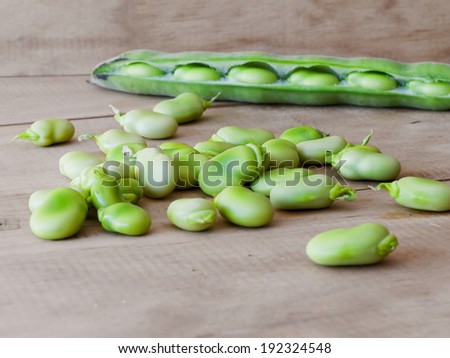 Ecological seedcase lima beans in a wooden table.
