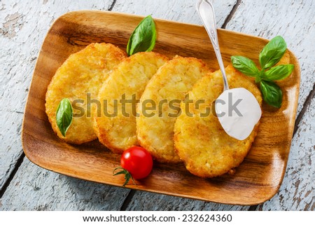 potato pancakes with sour cream