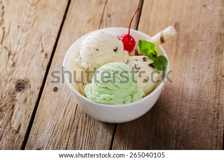 ball pistachio and white ice cream in a bowl