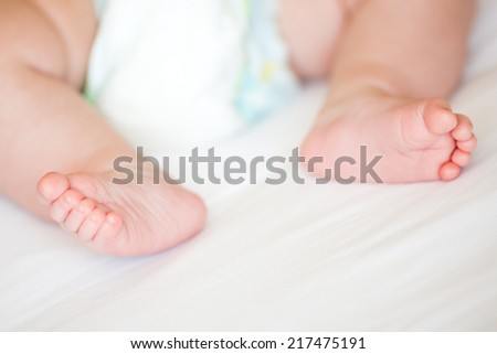 New born baby feet, shallow DOF