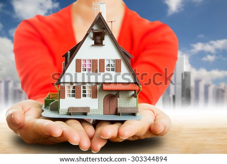 Woman show model house and real agency property.