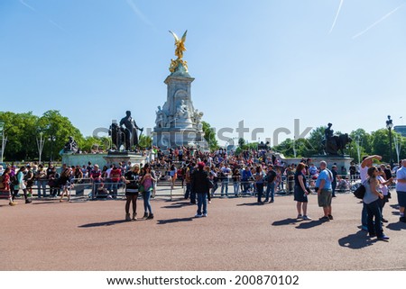 LONDON - MAY 19: unidentified people at the Buckingham Palace on May 19, 2014 in London. Buckingham Palace is the London residence and principal workplace of the monarchy of the United Kingdom.
