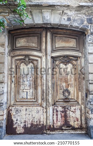 old run down door in Paris