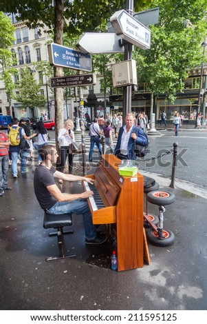 PARIS - AUGUST 07: street musician and other unidentified people on August 07, 2014 in Paris. Paris is the largest city in France and one of the most important cities of the western world.