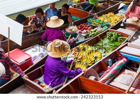 BANGKOK-DECEMBER 13: floating market Damnoen Saduak with unidentified people on December 13, 2014 in Bangkok, Thailand. The market that is a great tourist attraction is located on a Khlong in Thailand