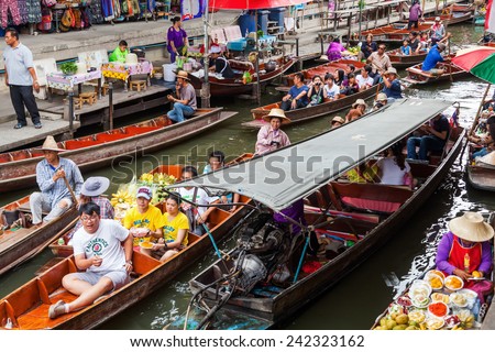 BANGKOK-DECEMBER 13: floating market Damnoen Saduak with unidentified people on December 13, 2014 in Bangkok, Thailand. The market that is a great tourist attraction is located on a Khlong in Thailand