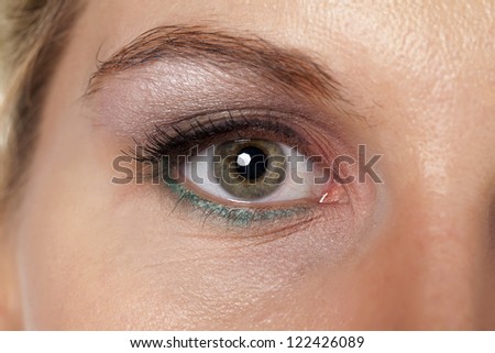 A simple and attractive eye make up