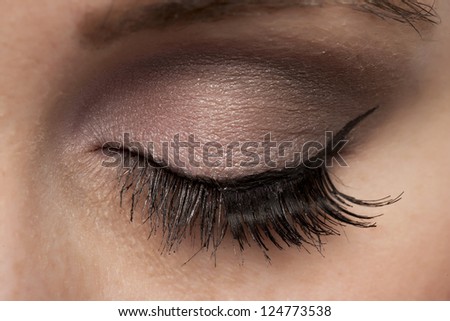 Close-up image of a woman eye with eye shadow makeup