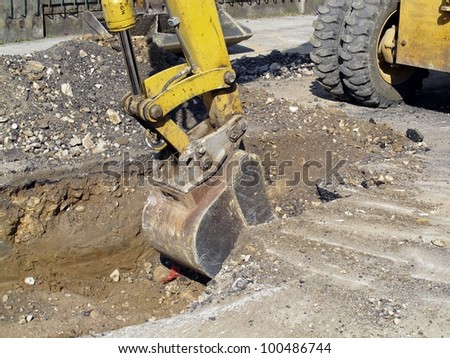 scraper to work the whole of a roadworks during excavation for the laying of pipes