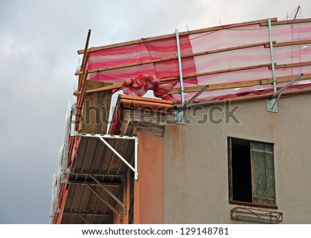 barrier to protect the falls from the roof during maintenance work on a townhouse