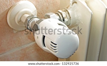 thermostatic valve of the heater at home to save gas during the winter