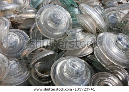 storage of glazing and glass insulators abandoned on a landfill by recycling material to use it again