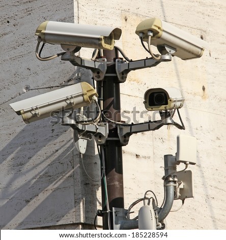 Camera for video surveillance and control with wireless connection to the control unit of the police