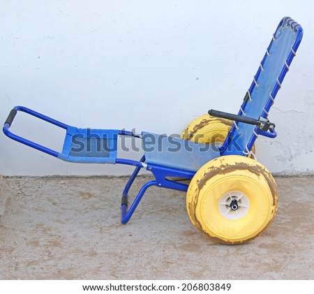 ingenious wheel chair with wheels with rubber tires to go in the sea