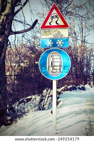 street sign and an indication of snow chains in winter