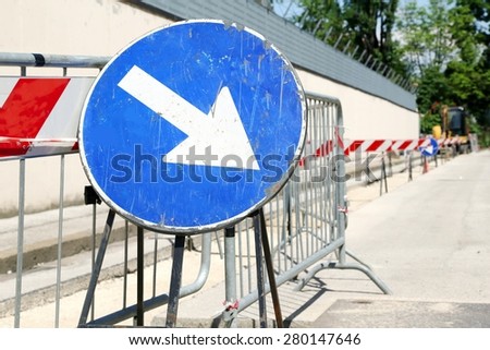 road signal with arrow on the excavation during the road works for the laying of cables