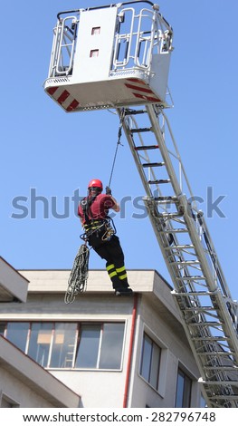 expert firefighter down with the rope in the building during a fire alarm