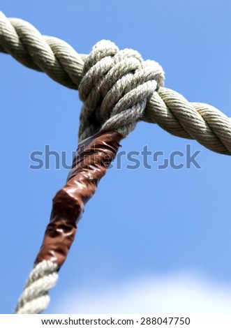 big knot with sturdy rope to remember the commitments