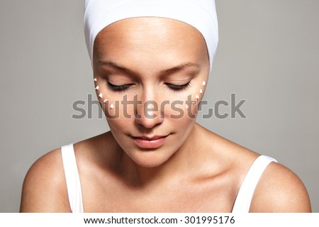facial treatmint, eye cream, closeup image