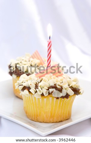 اروع تشكيلة لمحبي الكاب كيك Stock-photo-gourmet-cupcakes-3962446