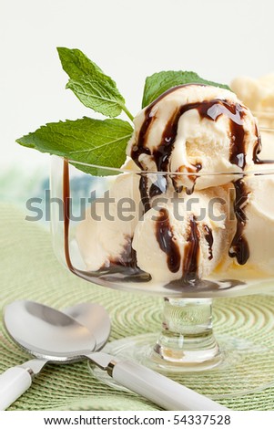 معلومات وفوائد عن الايس كريم Stock-photo-glass-bowl-with-vanilla-ice-cream-with-chocolate-sauce-54337528