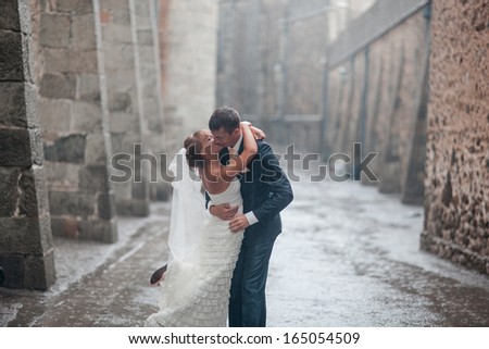 wedding kiss in the rain