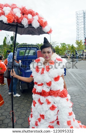 TARAKAN, INDONESIA - DEC 23, 2012 : beautiful young woman with costumes from old plastic bags in celebration of 2nd Tarakan Cultural Carnival on Dec 23, 2012  in Tarakan, Indonesia