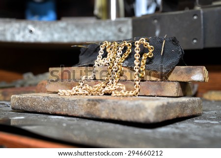 jeweler produces gold jewelry in the workshop
