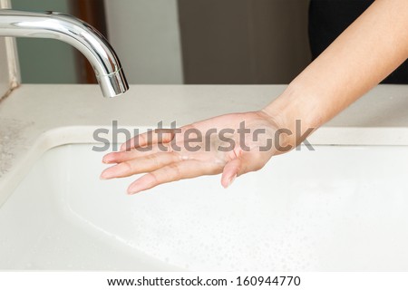 Washing hands with soap, step 1/10 pour the liquid into the palm