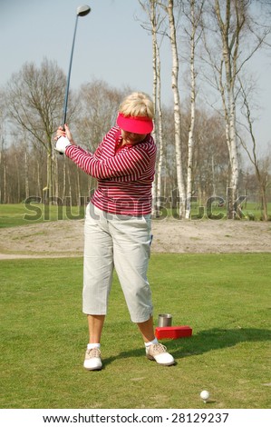 female golfer teeing off