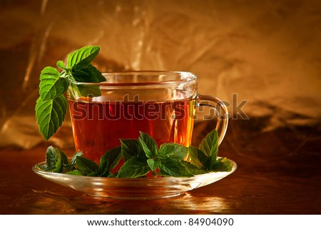 سبعة امور يجب أن لاتمارسها بعد الأكل فاحذر منها Stock-photo-cup-of-fragrant-tea-with-fresh-leaves-of-green-tea-84904090