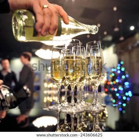 Solemn spill champagne on New Year\'s Eve