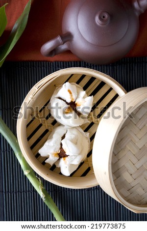 close up dimsum in bamboo tray