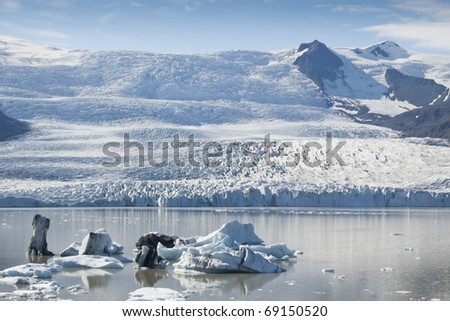 Icebergs in Jokulsarlon Lake (Iceland). Jokulsarlon is the largest glacier lagoon or lake in Iceland