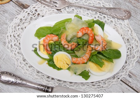 Spinach salad with eggs and shrimp