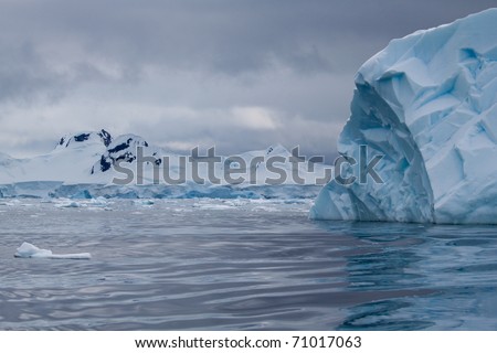 A bright clue iceberg in Antarctica