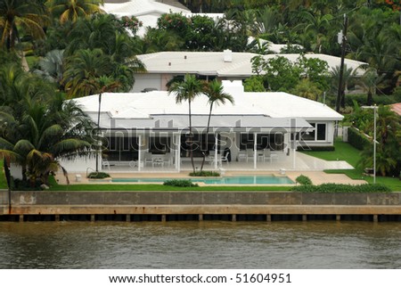 Modern luxury waterfront real estate in Florida