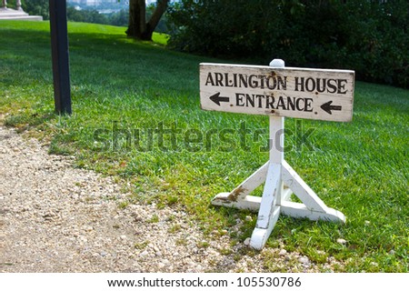 A sign points to the entrance of the Lee Family Mansion in Arlington National Cemetery.