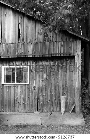 B&W view of an a dilapidated old shed.