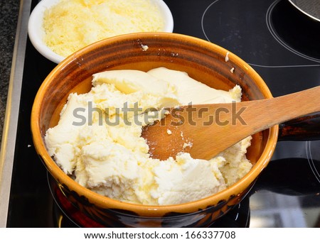 Preparing cheese fondue at home