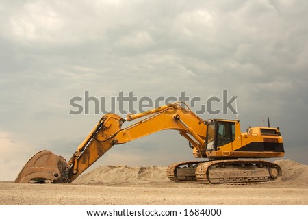 Super heavy duty Excavator - With a operating weight of 154 000 lb / 70 000 kg, it is one of the largest excavators available