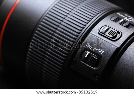 Open system to compensate for the vibration of the lens